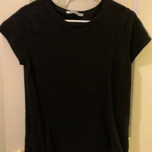 In cashmere short sleeve black sweater.